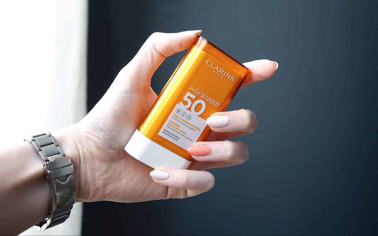 کرم ضد آفتاب استیکی کلارنس بی رنگ CLARINS SPF50 حجم 17 گرم